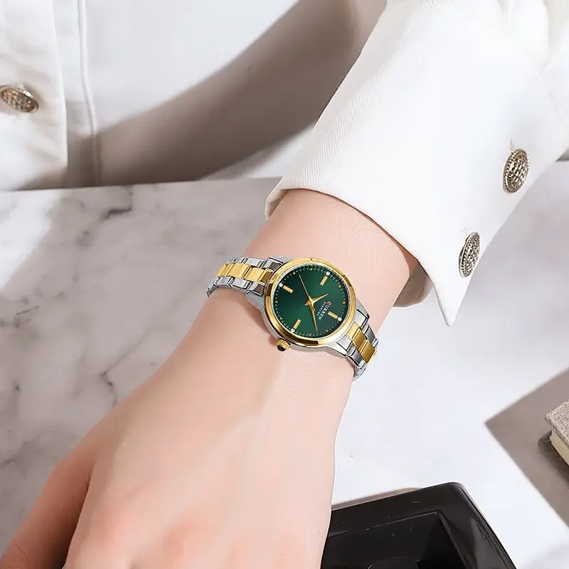 Montre Curren 9094 portée au poignet d’une femme — mise en valeur du confort, de l’élégance et de la discrétion du design bicolore, parfait pour le bureau, les soirées ou les occasions spéciales.