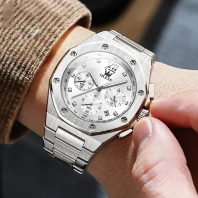 Montre OLEVS 3626 portée au poignet — boîtier octogonal élégant, cadran avec sous-cadrans chronographe, tachymètre et dateur. Design sport-chic adapté aux hommes actifs et exigeants.
