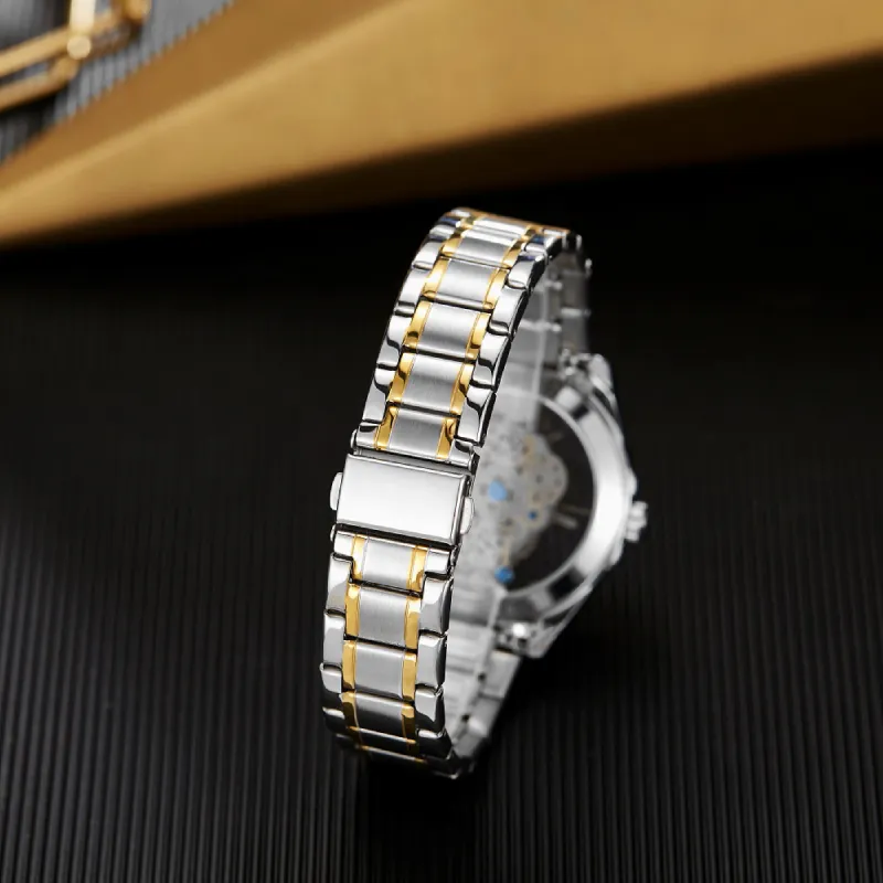 Détail du bracelet de la montre homme TIGERAO : maillons en acier inoxydable bicolore argent/or, finition polie et robuste — confort et élégance pour un port quotidien ou festif.