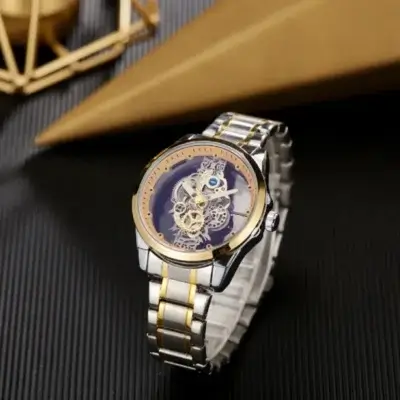Montre homme TIGERAO squelette avec cadran transparent révélant le mouvement mécanique décoré de rouages dorés, lunette or et index lumineux — design luxueux et technique pour amateurs d’horlogerie.