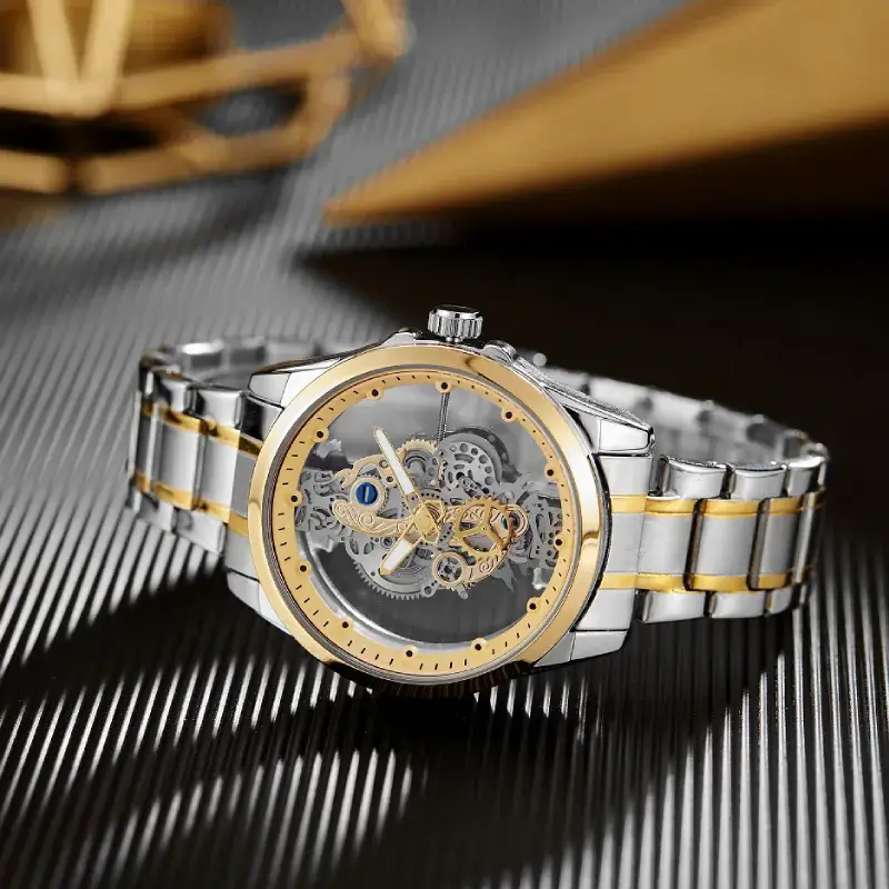 Montre homme TIGERAO squelette présentée dans un éclairage premium : cadran violet profond, rouages dorés, lunette or et bracelet acier bicolore — symbole de raffinement et de savoir-faire horloger.