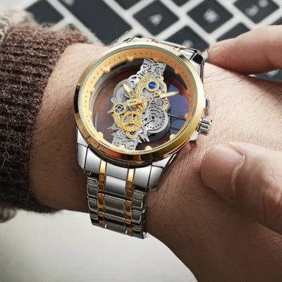 Montre TIGERAO squelette portée au poignet — mise en valeur du design élégant et de la précision du mécanisme visible, idéale pour un look sophistiqué et affirmé.