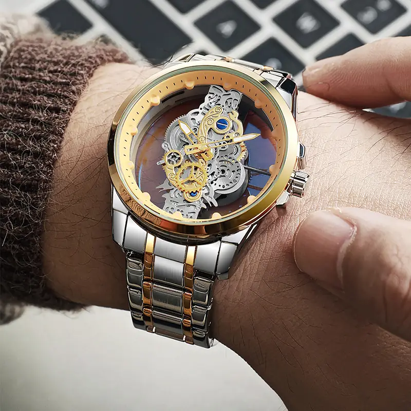 Montre TIGERAO squelette portée au poignet — mise en valeur du design élégant et de la précision du mécanisme visible, idéale pour un look sophistiqué et affirmé.