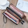 Intérieur d’un portefeuille femme long à double fermeture éclair : compartiment pour smartphone, 6+ fentes pour cartes, poche pour billets et section zippée — organisation optimale dans un format élégant.