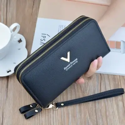 Portefeuille femme long en cuir synthétique noir, avec double fermeture éclair dorée, logo « Sweet Dream » et poignée amovible — design élégant et pratique pour le quotidien.