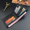 Intérieur d’un portefeuille homme ultra-mince : fentes pour 6+ cartes, poche pour billets et fenêtre transparente — organisation optimale dans un format compact et discret.