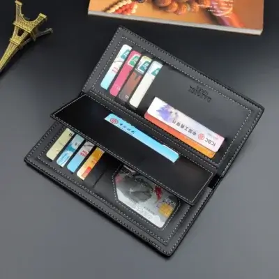 Intérieur d’un portefeuille homme long vertical : 8+ fentes pour cartes, poche pour billets, fenêtre transparente et compartiment zippé — organisation maximale dans un format élancé et discret.