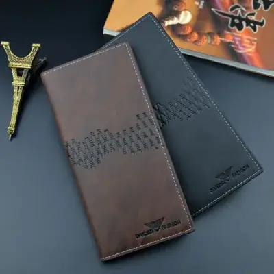 Portefeuille homme long vertical en cuir synthétique — noir et marron — avec motif gravé en relief, surpiqûres blanches et logo « DAOISI FASHION » ; design moderne et fonctionnel pour un rangement optimal.