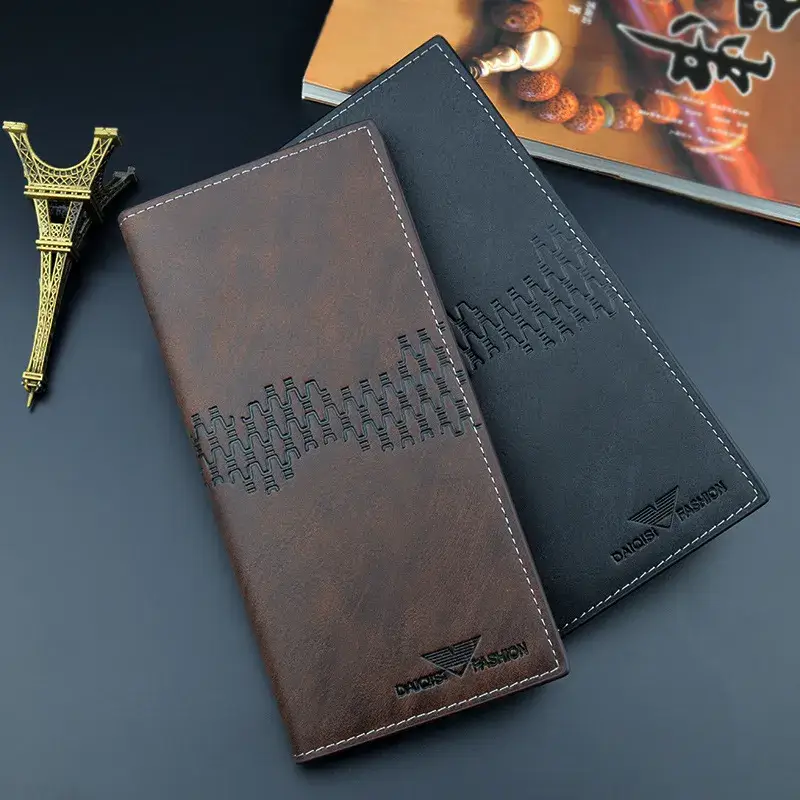 Portefeuille homme long vertical en cuir synthétique — noir et marron — avec motif gravé en relief, surpiqûres blanches et logo « DAOISI FASHION » ; design moderne et fonctionnel pour un rangement optimal.