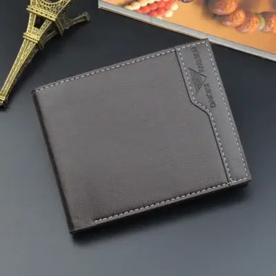 Portefeuille homme ultra-mince en marron, texture douce et finition soignée — idéal pour les hommes qui recherchent légèreté, style et fonctionnalité au quotidien.