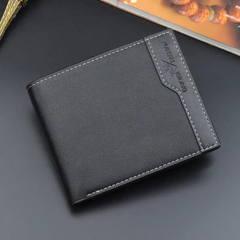 Portefeuille homme ultra-mince en noir, finition grainée douce et surpiqûres contrastées — design épuré et élégant, parfait pour ranger cartes et billets sans encombre.