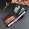 Intérieur d’un portefeuille homme à trois volets : plusieurs fentes pour cartes, poche pour billets, fenêtre transparente et compartiment zippé — organisation optimale dans un format élégant et compact.