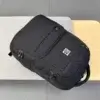 Sac à dos Bruno Cavalli noir posé sur un canapé moderne — style élégant et pratique, parfait pour un usage quotidien en ville ou en milieu professionnel.