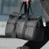 Homme transportant un sac de sport à motif damier lors d’un déplacement urbain — léger, ergonomique et spacieux, conçu pour la gym, le week-end ou les activités aquatiques.