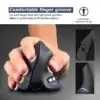 Souris verticale ergonomique F-35B en main — design à doigts positionnés naturellement, rainures confortables et surface clavier adaptée — réduit la fatigue du poignet pendant les longues sessions.