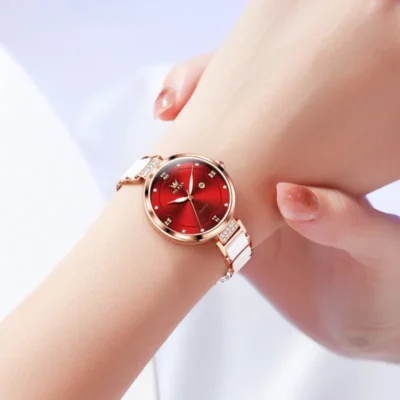 Montre pour femme OLEVS portée au poignet, affichant un style chic et raffiné avec son boîtier en or rose et son affichage de date.