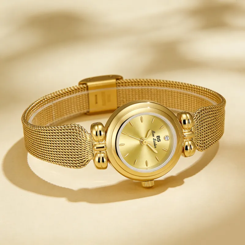 Montre chic dorée pour femme Bee Sister posée à plat, mettant en valeur son design minimaliste et son fermoir sécurisé.