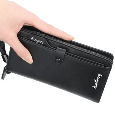 Main tenant une pochette Baellerry noire, grande capacité, avec fermeture éclair et logo discret — design sobre et pratique pour transporter documents, argent et accessoires en toute sécurité.