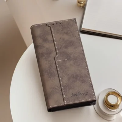 Portefeuille homme RFID long Baellerry en cuir synthétique marron vieilli, avec fermeture éclair, logo gravé surpiqûres contrastées — design vintage élégant, idéal pour le quotidien ou les déplacements professionnels.
