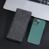 Portefeuille homme RFID Baellerry noir posé à côté d’un smartphone vert et d’un MacBook — démontre sa compatibilité avec les appareils modernes et son utilité comme accessoire multifonctionnel.
