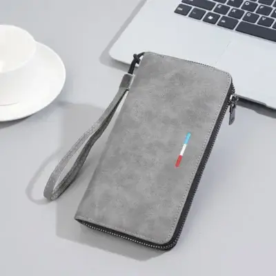 Portefeuille homme long zippé en simili-cuir gris, avec détail tricolore (bleu-blanc-rouge), bandoulière amovible et finition mate — design moderne et pratique pour le quotidien ou les déplacements.