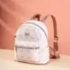Mini sac à dos élégant pour femme blanc et rose pastel avec imprimé papillons, accessoire de mode Poukez.