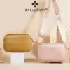 Deux sacs bandoulière Baellerry pour femme : moutarde et rose poudré — petit format, bandoulière ajustable, finition lisse et détails métalliques dorés. Parfaits pour un look doux et moderne.
