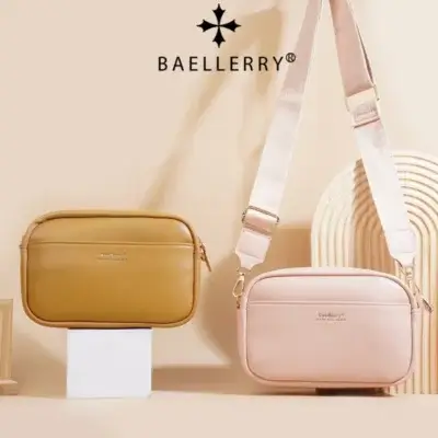 Deux sacs bandoulière Baellerry pour femme : moutarde et rose poudré — petit format, bandoulière ajustable, finition lisse et détails métalliques dorés. Parfaits pour un look doux et moderne.