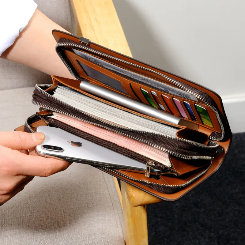 Intérieur organisé de la pochette homme ouverte montrant les multiples poches pour cartes de crédit, billets et smartphone.