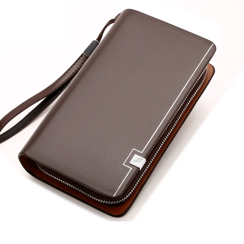 Pochette homme couleur café avec surpiqûres blanches et logo métallique, vue de trois quarts sur fond blanc.