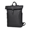 Sac à dos ordinateur noir mat avec sangles ajustables et fermeture roll-top sécurisée, vue de profil.