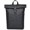 Sac à dos homme noir avec motif géométrique en relief (losanges), fermeture roll-top et finitions cuir.