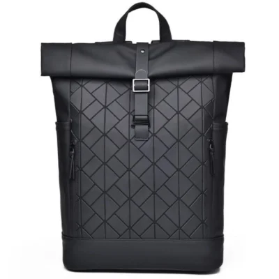 Sac à dos homme noir avec motif géométrique en relief (losanges), fermeture roll-top et finitions cuir.