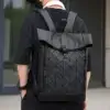 Vue arrière d'un homme portant le sac à dos noir à motif losange, montrant les bretelles rembourrées et le confort.