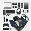 Sac à dos ouvert entouré de nombreux objets (ordinateur portable, tablette, appareil photo, console de jeu, écouteurs) démontrant sa grande capacité de rangement et son organisation.