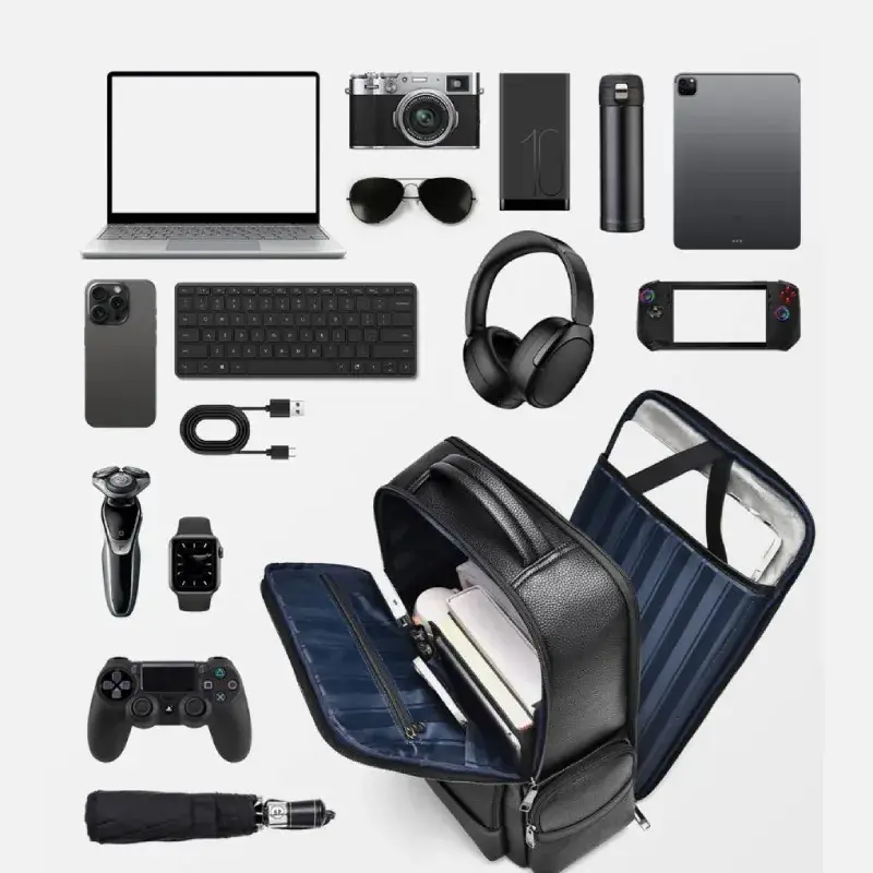 Sac à dos ouvert entouré de nombreux objets (ordinateur portable, tablette, appareil photo, console de jeu, écouteurs) démontrant sa grande capacité de rangement et son organisation.