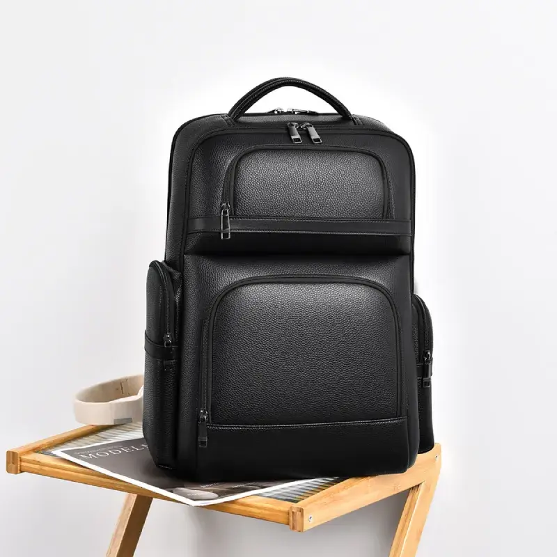 Vue de face du sac à dos de ville en PU, détaillant les poches avant, les fermetures éclair métalliques et la qualité des finitions pour un usage quotidien.