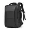 Sac à dos homme noir en tissu Oxford résistant, design rectangulaire structuré avec poches zippées multiples et sangles de compression latérales.
