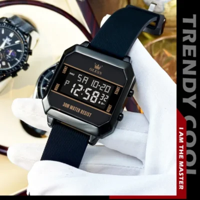 Montre digitale OLEVS 1103 style trendy cool tenue par une main gantée blanche, mettant en valeur son boîtier rectangulaire noir mat et son bracelet sport en silicone.
