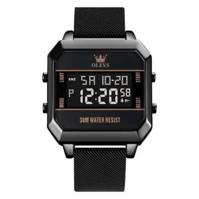 Vue de face de la montre numérique homme OLEVS 1103 sur fond blanc, affichant l'heure, la date et le jour avec un écran LED clair et un bracelet noir texturé.