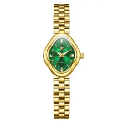 Vue de face de la montre OLEVS 5666 femme sur fond blanc, boîtier doré forme originale, cadran vert rayé avec index cristaux et bracelet acier plaqué or.