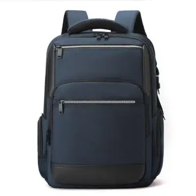 Sac à dos homme bleu marine vue de face, modèle élégant avec finitions contrastées, conçu pour ordinateur 16 pouces et usage professionnel ou universitaire.