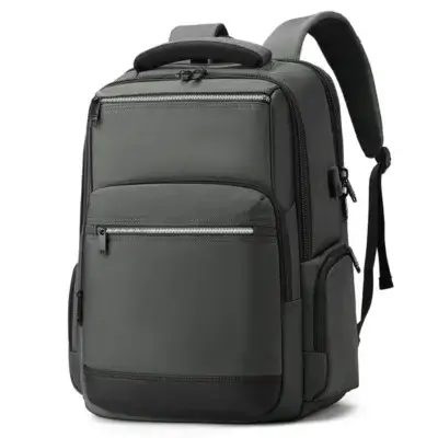 Sac à dos business gris vue de face, texture tissu résistant et poches avant zippées, idéal pour le travail quotidien et le transport sécurisé d'équipement électronique.