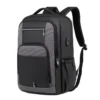 Sac à dos business homme noir et gris avec texture moderne et port USB externe, conçu pour transporter un ordinateur portable en toute sécurité.