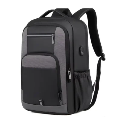 Sac à dos business homme noir et gris avec texture moderne et port USB externe, conçu pour transporter un ordinateur portable en toute sécurité.