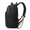 Vue latérale du sac à dos noir montrant le port USB externe intégré pour la recharge de téléphone en déplacement, ainsi que les bretelles rembourrées pour le confort.