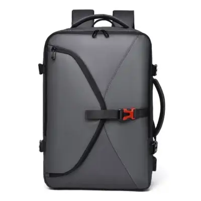 Sac à dos gris anthracite vue de face, doté d'une sangle de compression avec fermoir orange et poches latérales, idéal pour le travail et les déplacements urbains.