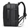 Dos ergonomique du sac à dos voyage noir avec bretelles rembourrées, sangles de compression latérales ajustables et port USB externe visible — conçu pour confort et praticité lors des trajets longs.