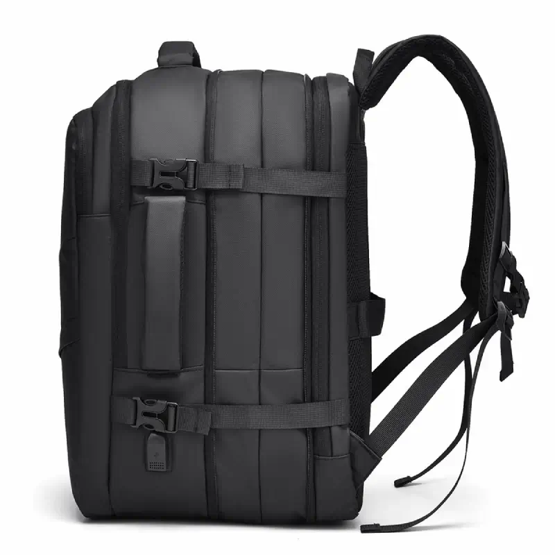Dos ergonomique du sac à dos voyage noir avec bretelles rembourrées, sangles de compression latérales ajustables et port USB externe visible — conçu pour confort et praticité lors des trajets longs.