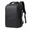 Sac à dos voyage noir grande capacité avec design géométrique moderne, fermeture zippée sécurisée, poches latérales et port USB intégré — résistant à l’eau, adapté aux voyageurs actifs et professionnels.